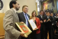 Concejales de dos países, abrazados en una sesión