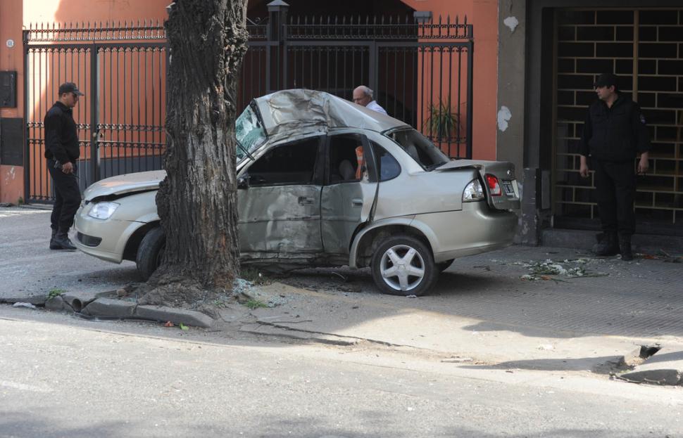 Volvían de un casamiento, se estrellaron contra un árbol y el conductor ...