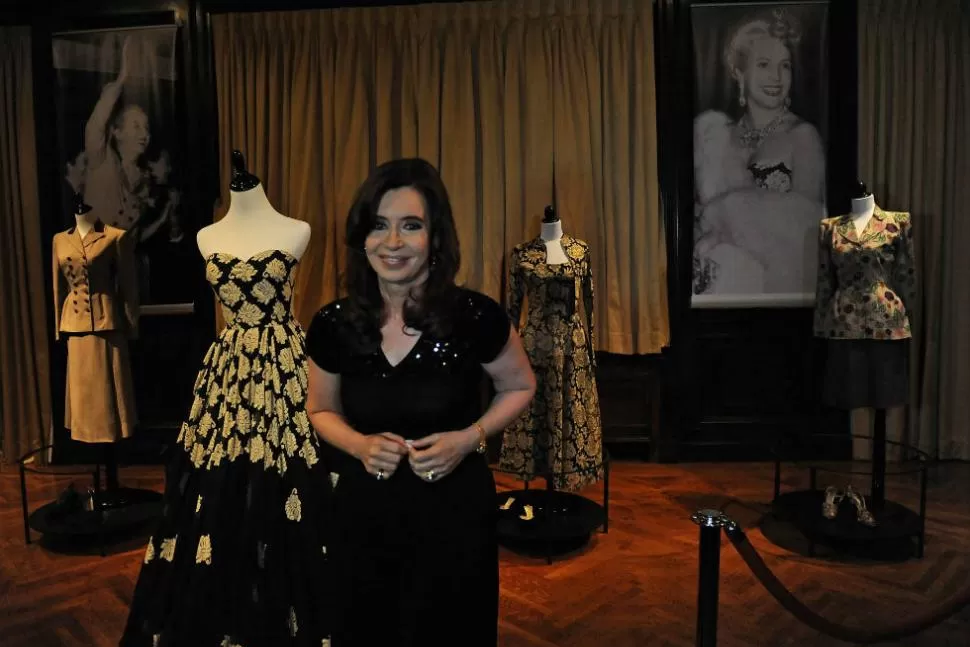 PASION Y ACCION.  Cristina visitó una muestra sobre Eva Perón en el Consulado Argentino en Nueva York. DYN