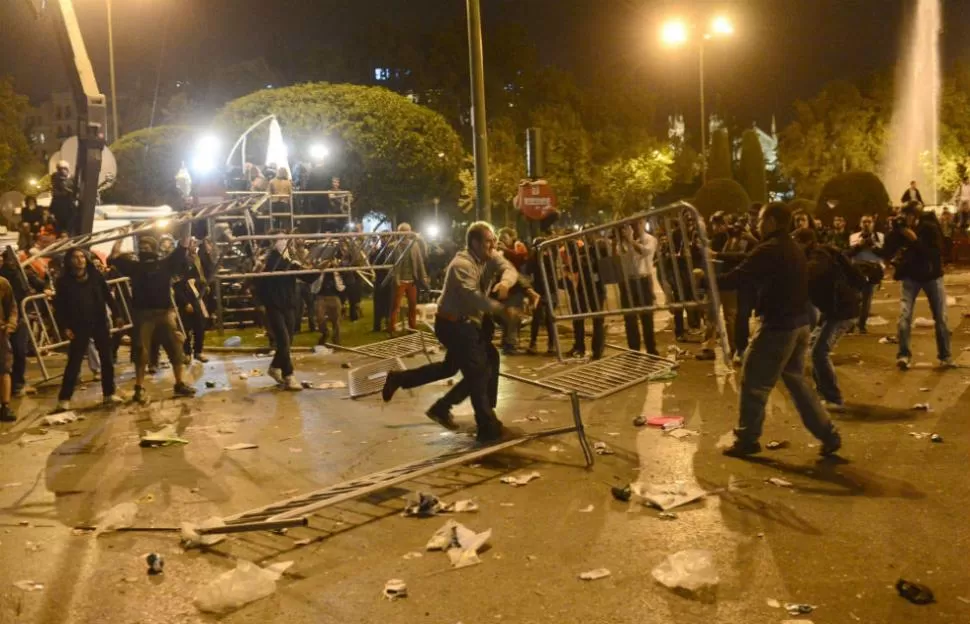 A LOS GOLPES. La protesta terminó con incidentes y represión por parte de la Policía. REUTERS