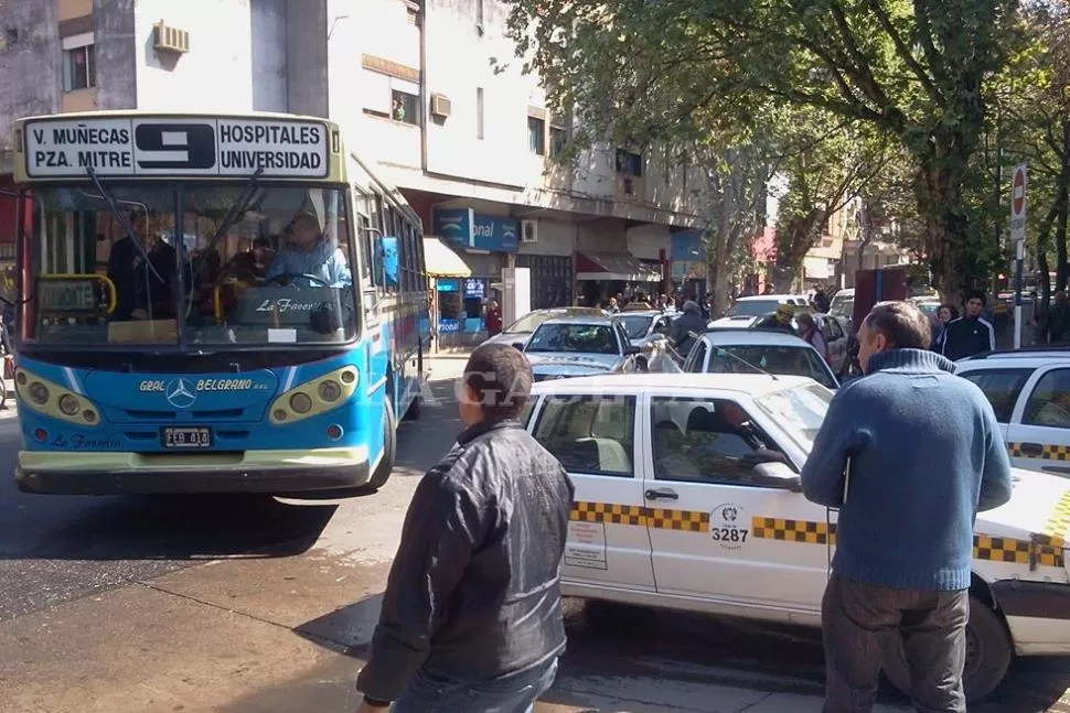 UN CAOS. Por la protesta en el IPLA, los vehículos que circulan por avenida Salta giran por Mendoza, a contramano. LA GACETA / FOTO DE JOSE INESTA VIA CELULAR 