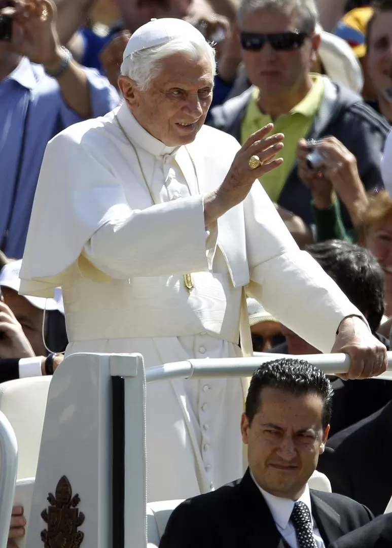 MÁXIMA CONFIANZA. Gabriele acompañaba al Papa en sus actividades. REUTERS (ARCHIVO) 
