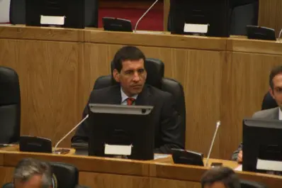 ¡Estoy harto de los sirvientes!, gritó un oficialista en la Legislatura