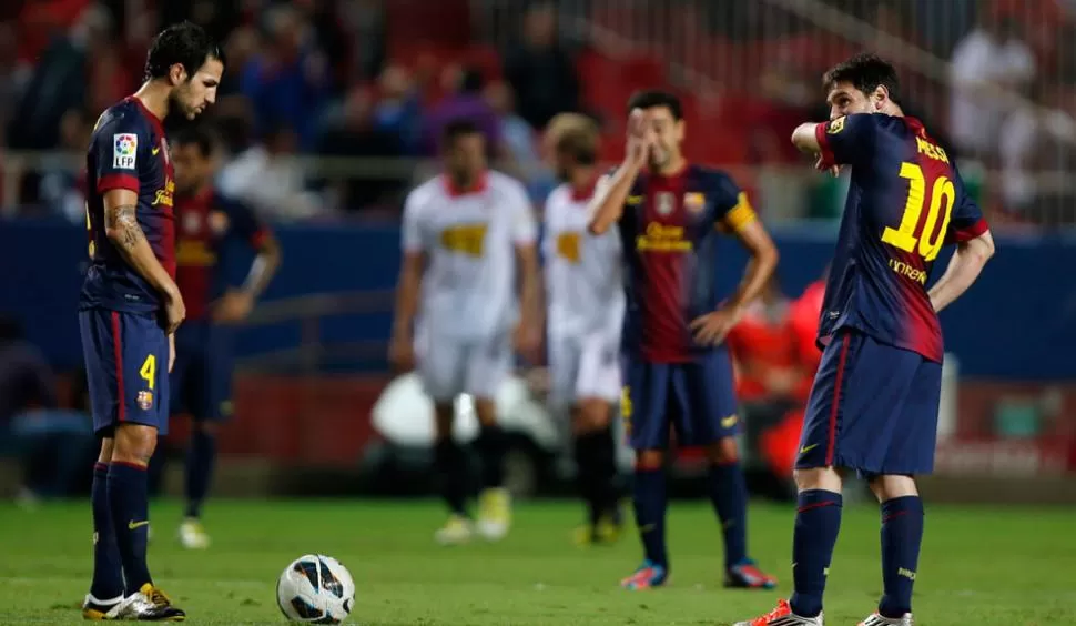 NUEVO HÉROE. Fábregas se lució y Messi se quedó con las ganas de convertir. REUTERS.