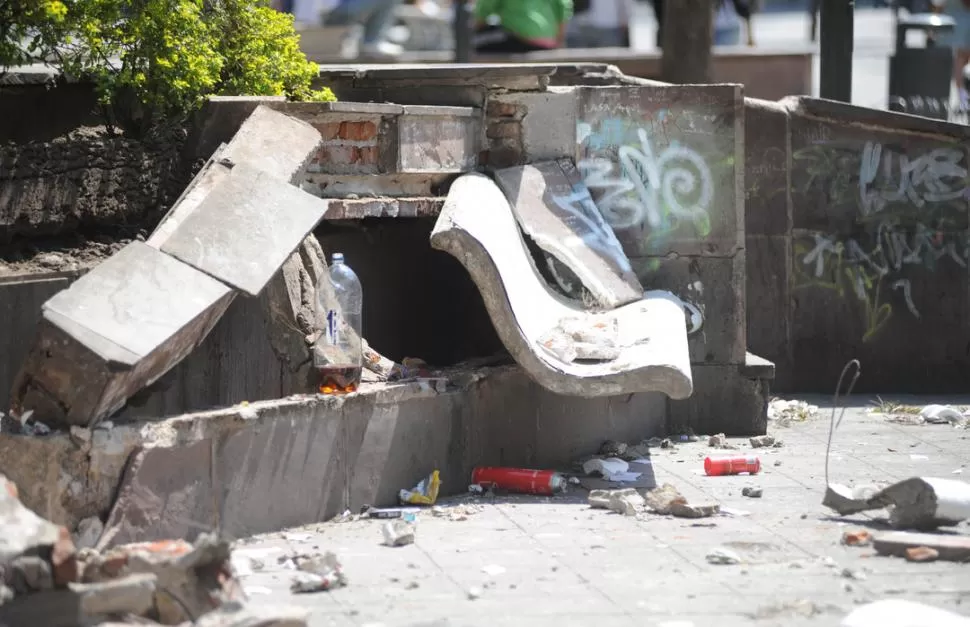 AEROSOLES. Dos latas fueron encontradas debajo de uno de los bancos. 