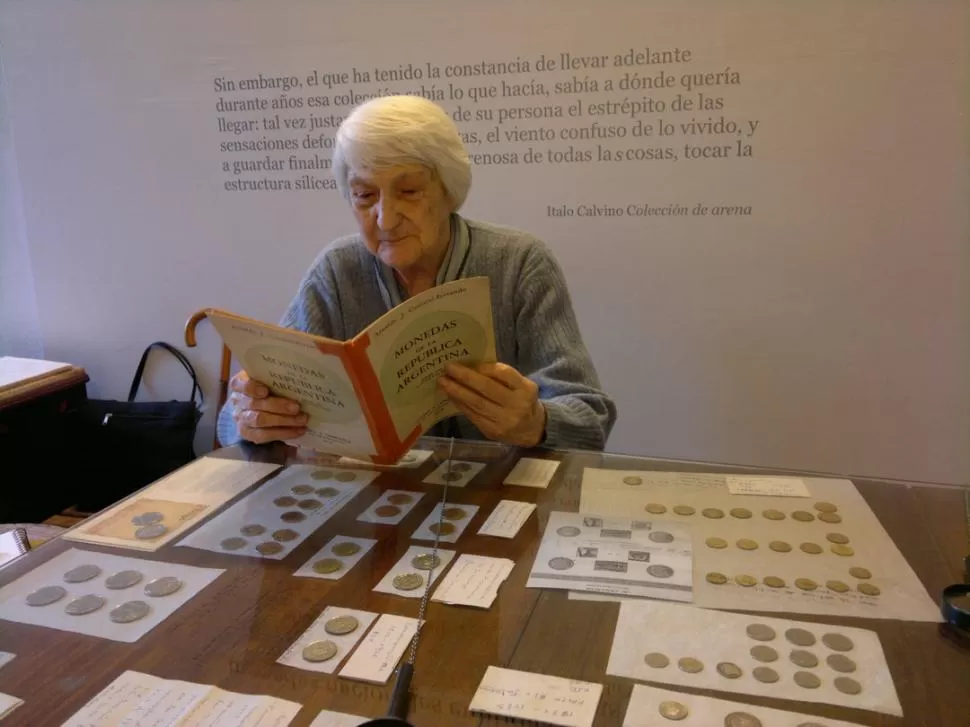 ESTUDIOSA. Georgina  Salinas tiene libros sobre numismática en los que siempre descubre algo nuevo. LA GACETA / FOTOS DE JULIO MARENGO 