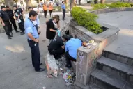 Filmaron a una mujer que dejó algo en los bancos de la Plaza