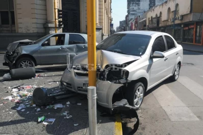 Impresionante choque de dos autos en una esquina céntrica