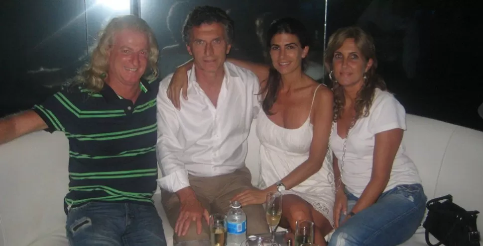 ¿EN UN PROSTIBULO? Macri y su esposa posan junto Luis Conde, supuesto proxeneta y prófugo de la Justicia argentina. FOTO TOMADA DE LAALAMEDA.WORDPRESS.COM