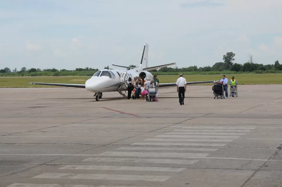 ENERO DE 2010. Alperovich volvió a Tucumán en la aeronave oficial, acompañado de parte de su familia. LA GACETA / FOTO DE JOSÉ NUNO