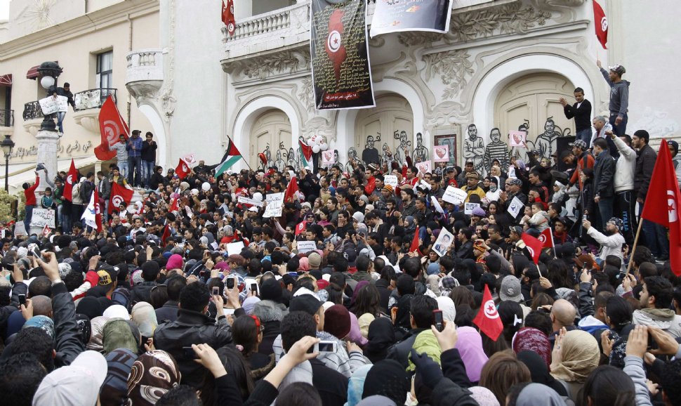 ALEGRÍA DESBORDADA. Miles de tunecinos festejaron ayer el aniversario del derrocamiento del ex dictador Ben Alí en la avenida principal de la capital. REUTERS
