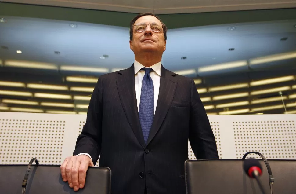 ESTABAN PREPARADOS. El titular del BCE, Mario Draghi, dijo que los mercados habían anticipado en gran medida la rebaja crediticia de Standard. REUTERS