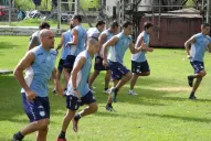 Dos extraños de pelo corto se preocupan por jugar el clásico