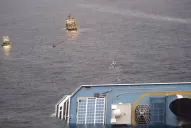 Los rescatistas trabajan con explosiones controladas