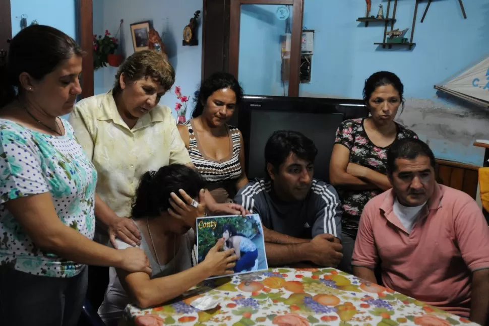 DESTROZADOS. La familia de Constanza González no encuentra consuelo; quiere que los legisladores endurezcan las penas y protejan a los testigos.