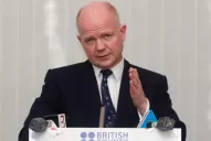 El canciller británico pidió a la Argentina detener los intentos de intimidación a los kelpers