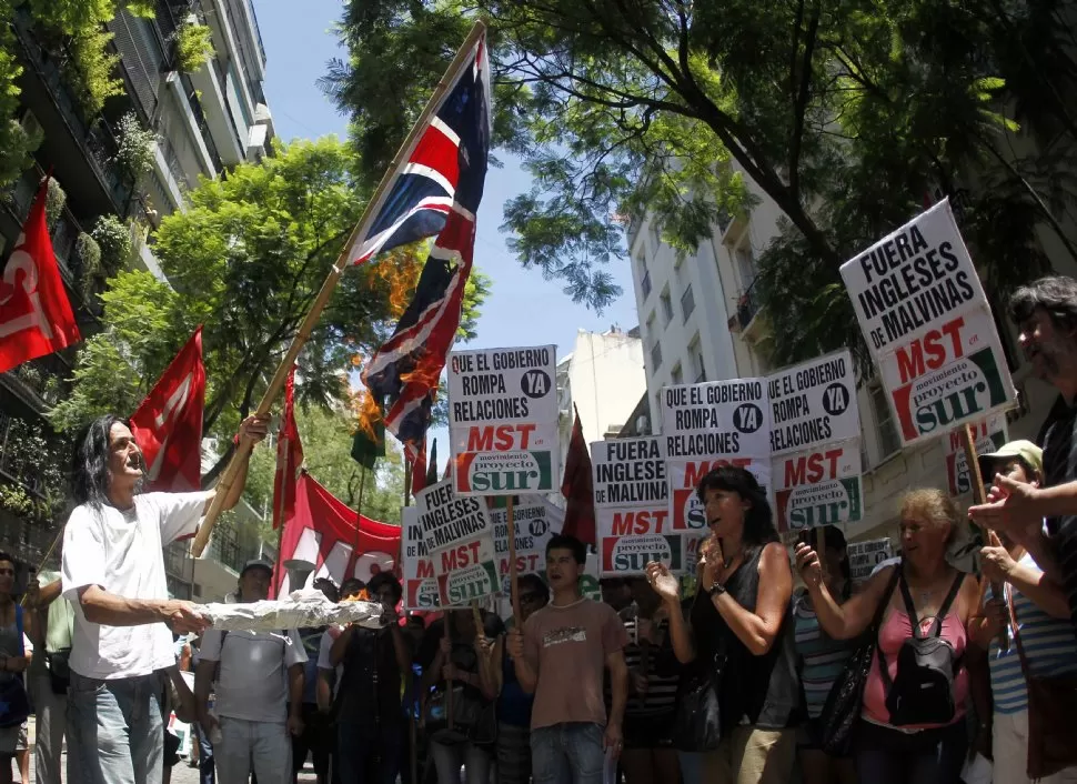 FUERA. Militantes de Izquierda quemaron una bandera británica y piden romper relaciones con Gran Bretaña. REUTERS