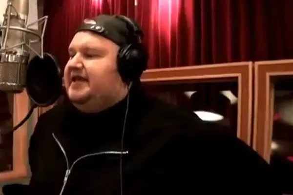 CANTANTE. Dotcom interpretó la canción junto a estrellas de la música. CAPTURA VIDEO