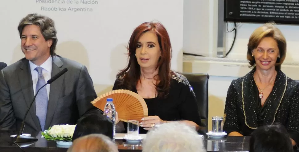 MAXIMAS AUTORIDADES. Boudou, Cristina Fernández de Kirchner y Rojkés de Alperovich encabezaron el acto en la Rosada. NA