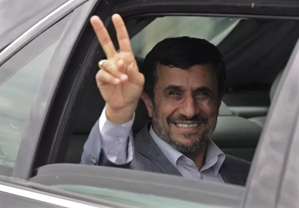 DESAFIANTE. El presidente iraní, Mahmud Ahmadinejad, aseguró que su país tiene el derecho de su lado y que las potencias centrales mienten. REUTERS