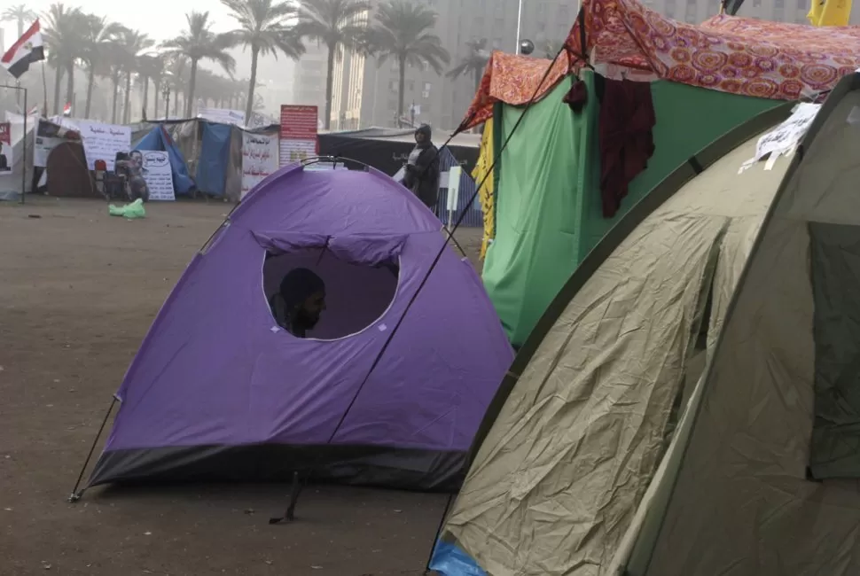RESISTENCIA PACÍFICA. Jóvenes acampan en la principal plaza de El Cairo. REUTERS