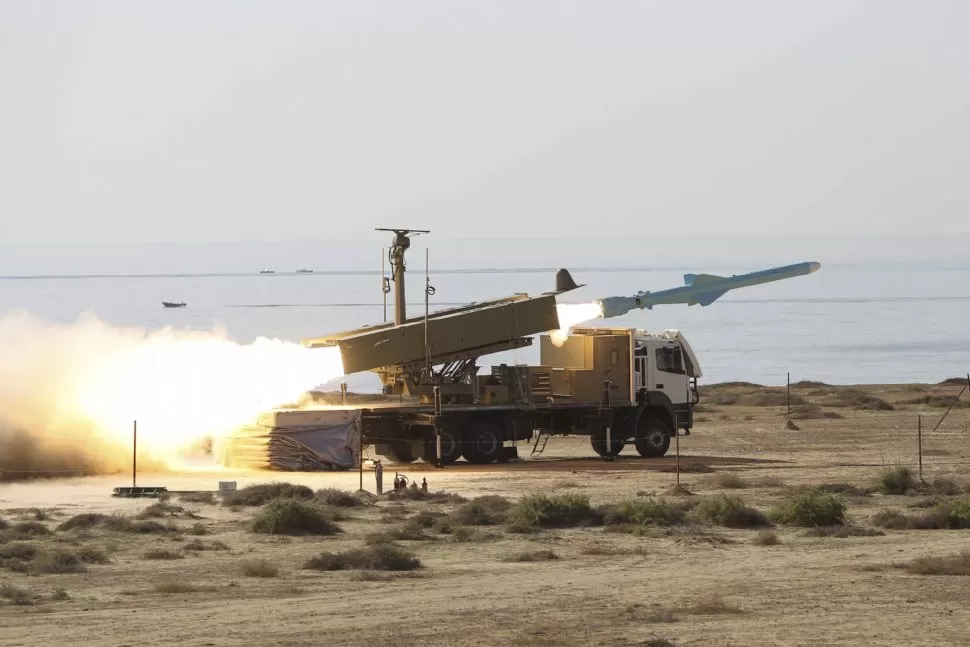 A ORILLA DEL MAR. Uno de los cohetes Qader es lanzado desde una plataforma terrestre, en los simulacros de combates que desarrolla Irán. REUTERS