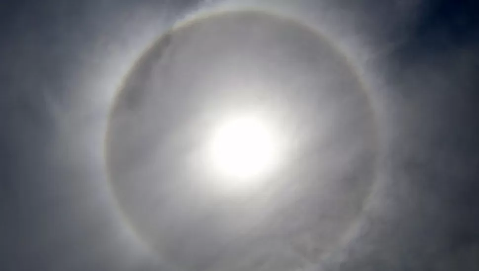 EXTRAÑO FENOMENO. Los anillos alrededor del sol eran relacionados a desastres naturales. FOTO DE MARTIN SOTO / LA GACETA