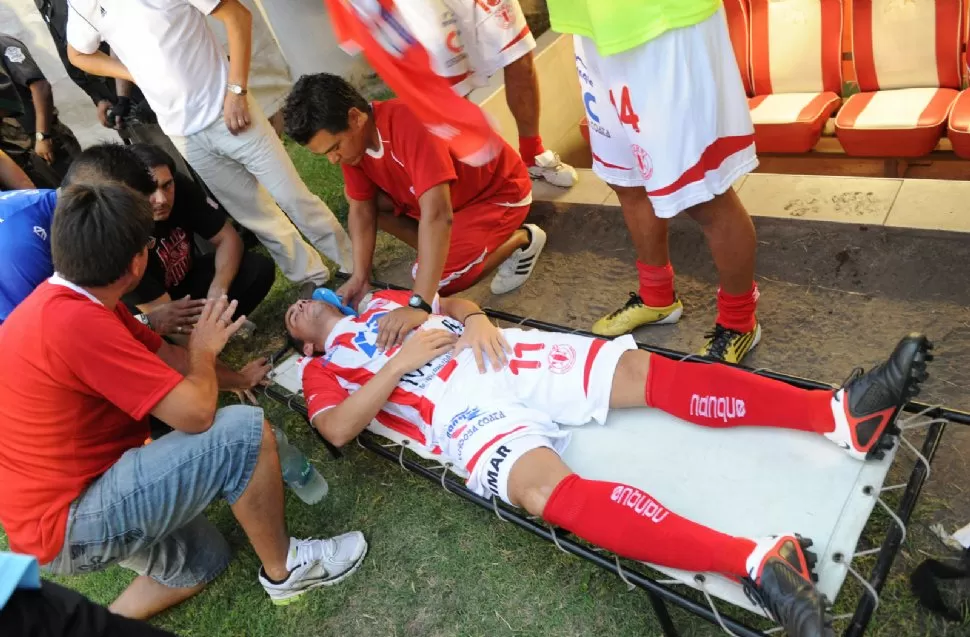 POLEMICA. Aimar es atendido por los auxiliares en el campo. LA GACETA / FOTO DE FRANCO VERA