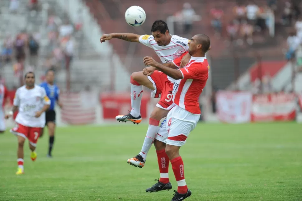 LO APURÓ. Balvorín le gana en el salto a Rosales y busca conectar el balón hacia los dominios de Hernández. LA GACETA / FOTO DE FRANCO VERA