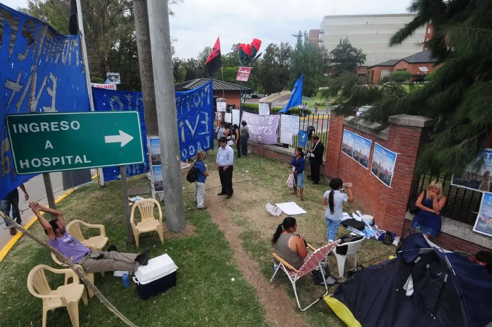 VIGILIA. En carpas y sillas, los militantes velan por la salud de Cristina. DYN