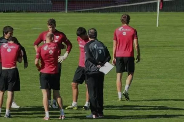 El Loco Bielsa echó a Llorente de la práctica