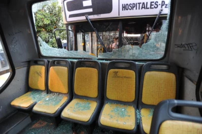 Una mujer cayó del ómnibus por un choque