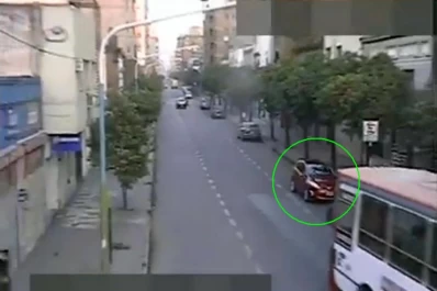 En pleno centro, un auto circuló cuatro cuadras en contramano