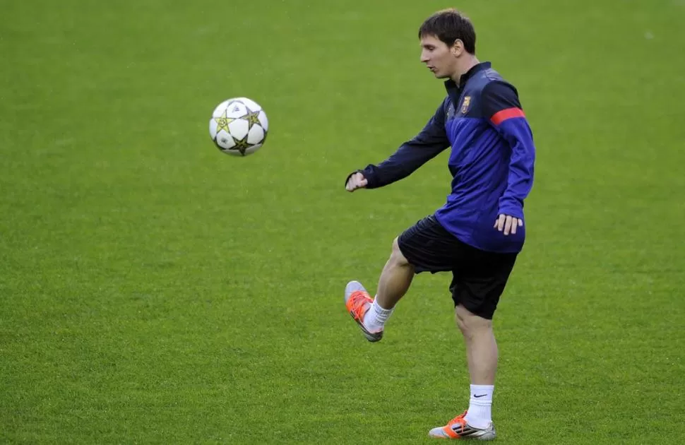 NO LA TIRA AFUERA. Messi, que aquí practica en Lisboa, contestó de todo. AFP