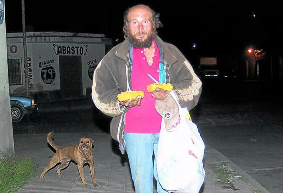 ACOMPAÑADO. Rafael Napolitano vive en la calle con sus perros Perla y Chiquitín. FOTO TOMADA DE CLARIN.COM