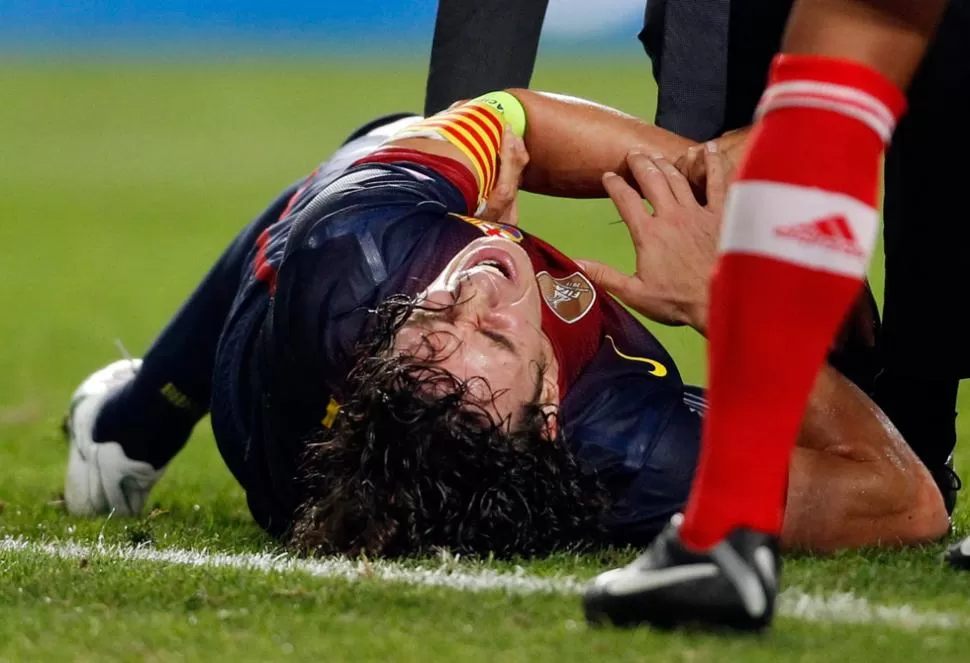 PURO DOLOR. Puyol sufre en el suelo. FOTOS DE REUTERS.