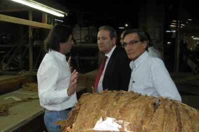 Visita a una planta tabacalera