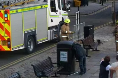 Rescataron a un hombre con la cabeza atascada en un basurero