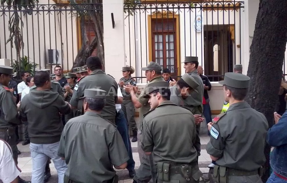 RECLAMO. Los gendarmes apludieron frente LA GACETA / FOTO DE INES QUINTEROS ORIO