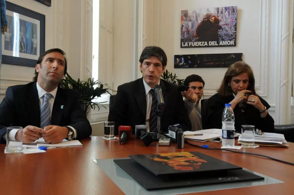 CONFERENCIA. El jefe de Gabinete Abal Medina (centro), junto a los ministros Lorenzino y Garré. TELAM