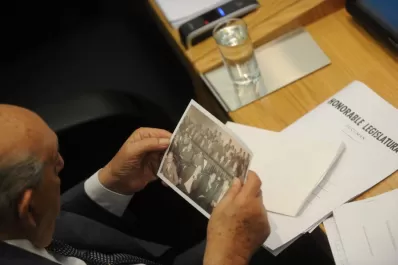Le enviarán libros de historia a Tinelli