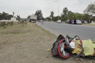 Se desprendió el acoplado de un camión y arrolló al coche donde dormía un bebé