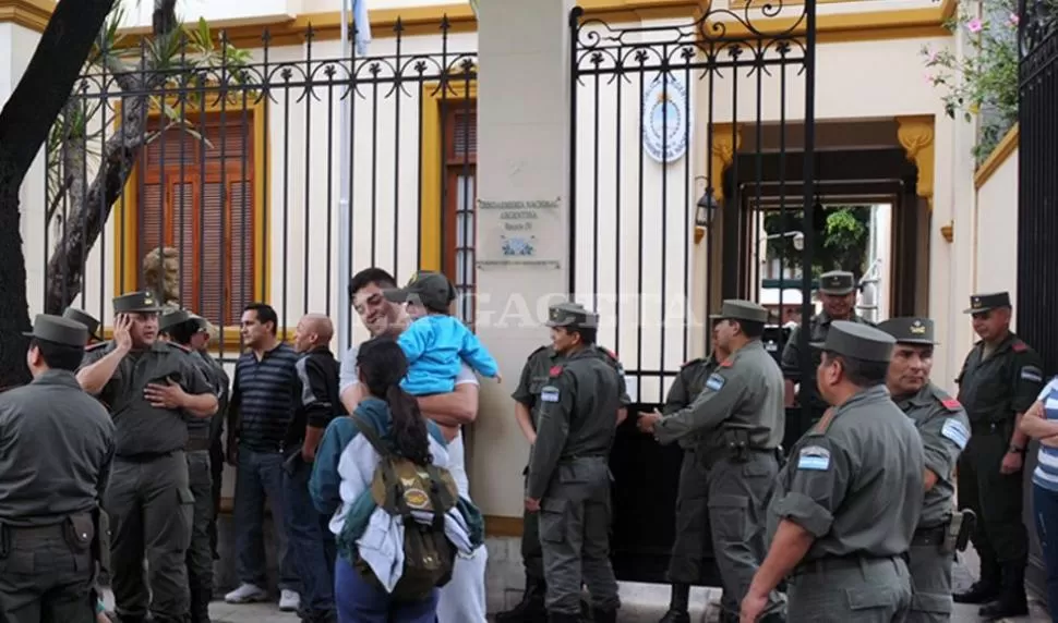 MEDIDA DE FUERZA. Los gendarmes tucumanos protestaron ayer en la puerta de la jefatura. LA GACETA / INES QUINTEROS ORIO