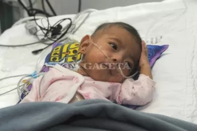 Morena viajó en un avión común; iba en mis brazos porque no había incubadora