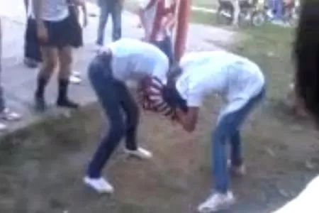 VIOLENCIA. Alumnos alientan a las chicas a que continúen la pelea. CAPTURA DE VIDEO