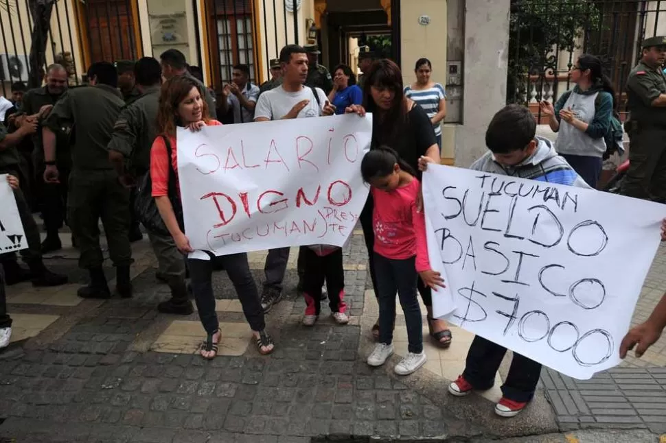 EL RECLAMO. El miércoles, los gendarmes tucumanos y sus familias se plegaron a la protesta, pero no harán ningun tipo de concentración. LA GACETA / FOTO DE INéS QUINTEROS ORIO
