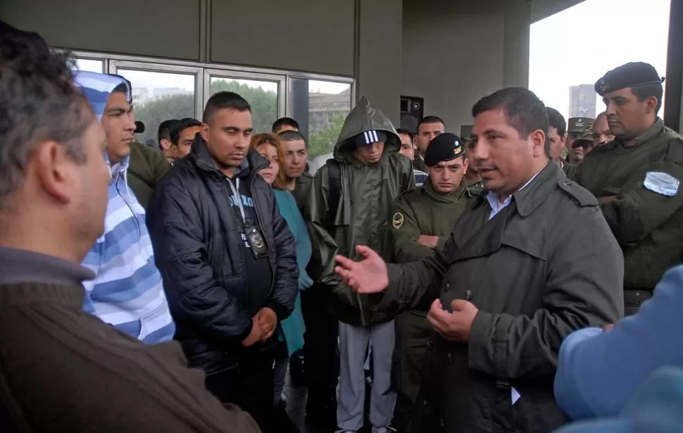 SIGUEN LAS PROTESTAS. Los manifestantes no se mueven del lugar. DYN. 