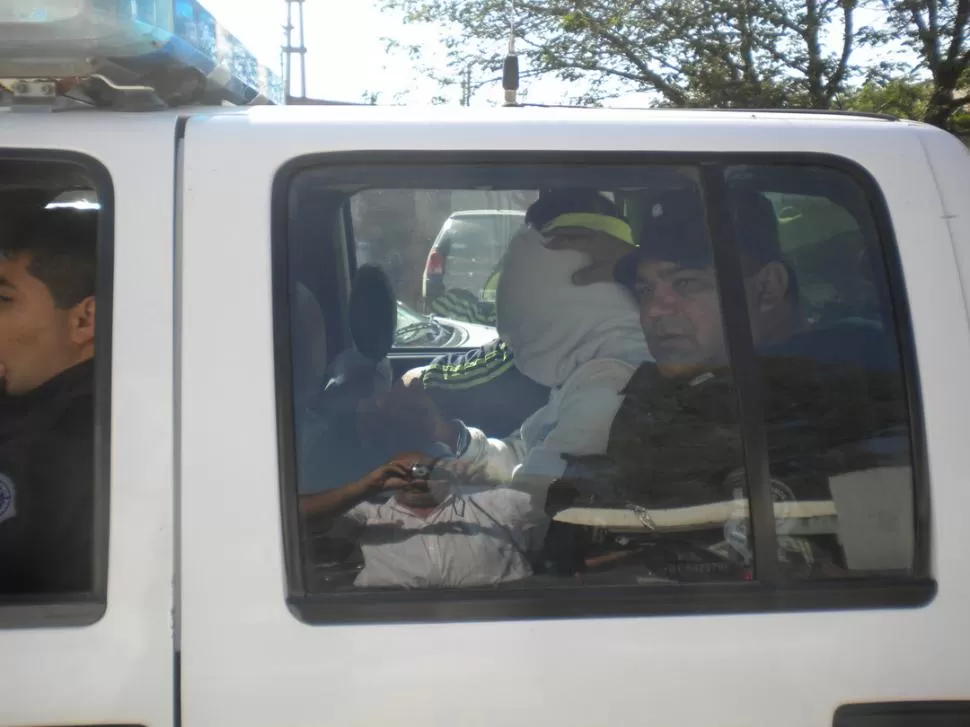 A TRIBUNALES. Raúl Arias y Daniel Ruiz en el momento que son trasladados para declarar ante la fiscala Carrizo. LA GACETA / FOTO DE GUSTAVO RODRíGUEZ