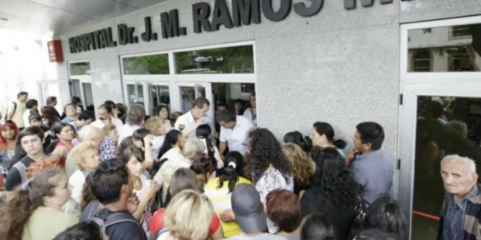 PROTESTA. Miembros de la organización Pro Vida se manifestaron desde temprano en la puerta del centro de salud. DYN