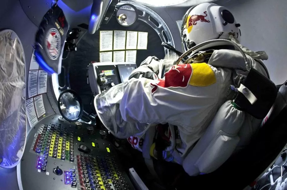 ELEMENTO CLAVE. El traje de presurizado protege a Baumgartner de las bajas temperaturas. FOTO TOMADA DE REDBULLSTRATOS.COM